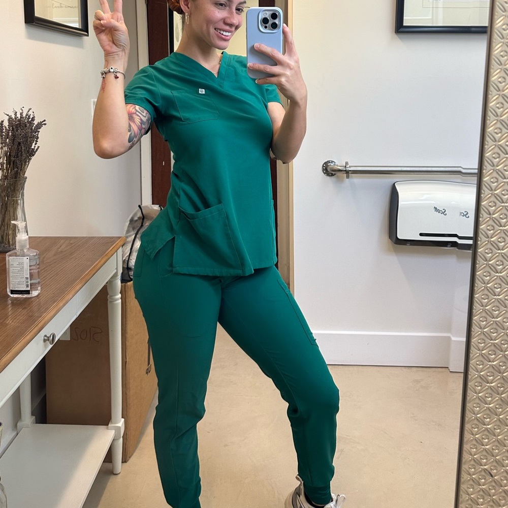 Uniform Scrubs - Picture 1 of 4